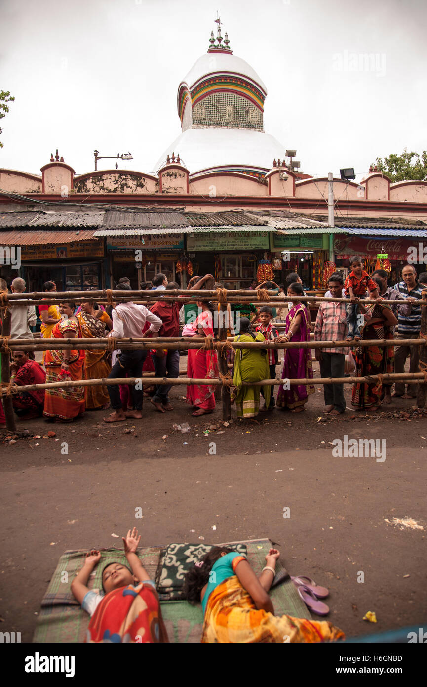 Les dévots hindous foule devant un temple de Kali à Kalighat Kolkata West Bengal India Banque D'Images