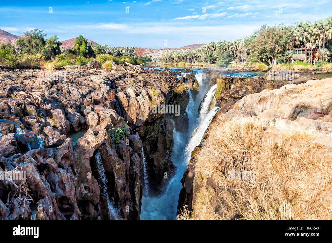 Voir d'Epupa Falls sur la frontière de la Namibie et l'Angola. Les chutes sont créés par la rivière Kunene dans le Kaokoland. Banque D'Images