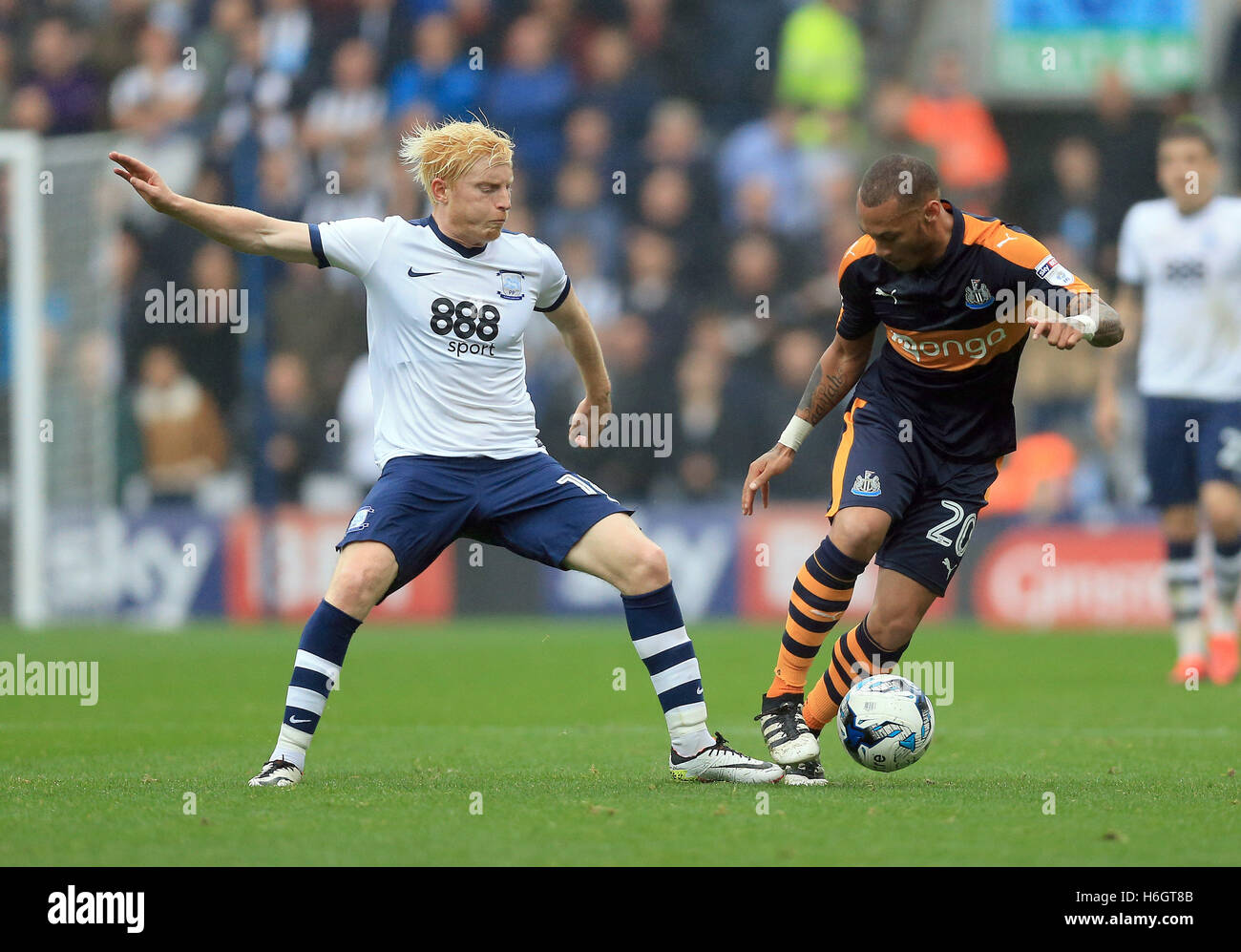 Preston North End's Ben Pringle (à gauche) et du Newcastle United Yoan Gouffran bataille pour le ballon pendant le match de championnat à Sky Bet Deepdale, Preston. Banque D'Images