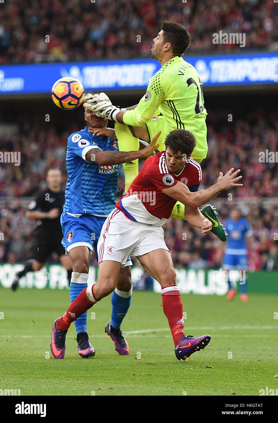 Le gardien Victor Valdes Middlesbrough affrontements avec Bournemouth Joshua King au cours de la Premier League match au stade Riverside, Middlesbrough. Banque D'Images