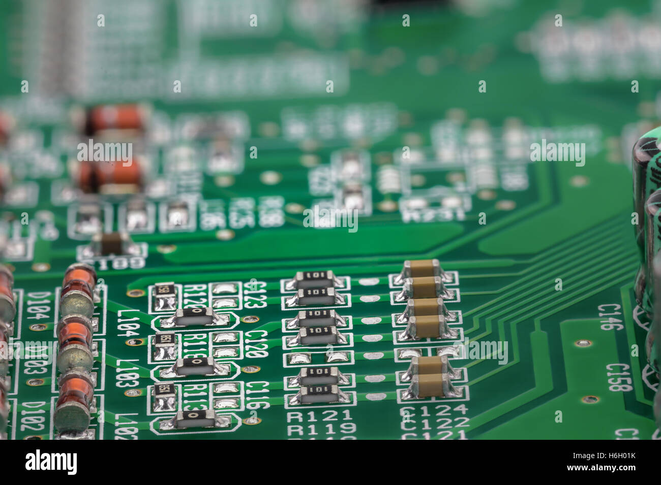 Inducteurs SMD, résistances et condensateurs sur circuit imprimé électronique Banque D'Images