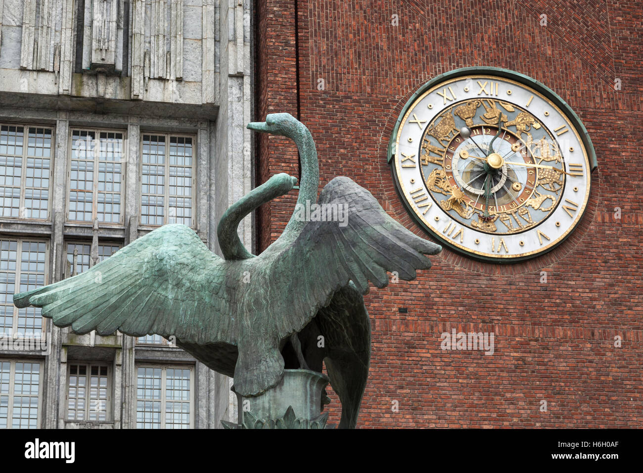Sculpture Swan et de l'horloge, l'hôtel de ville, le Radhuset et Radhus, Oslo, Norvège. Lieu de la cérémonie du Prix Nobel de la paix Banque D'Images