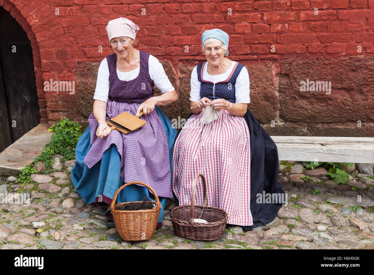 Deux femmes en costume traditionnel d'un brevet et de tricot, Den Gamle By, Aarhus, Danemark Banque D'Images