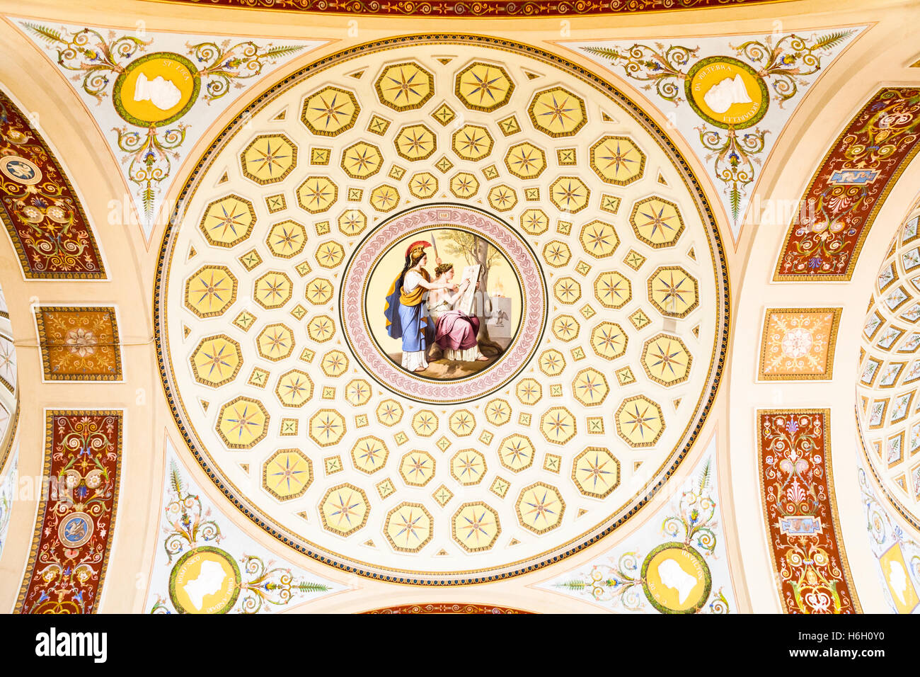 Plafond décoratif dans une galerie de peintures anciennes, Musée de l'Ermitage, Saint-Pétersbourg, Russie Banque D'Images