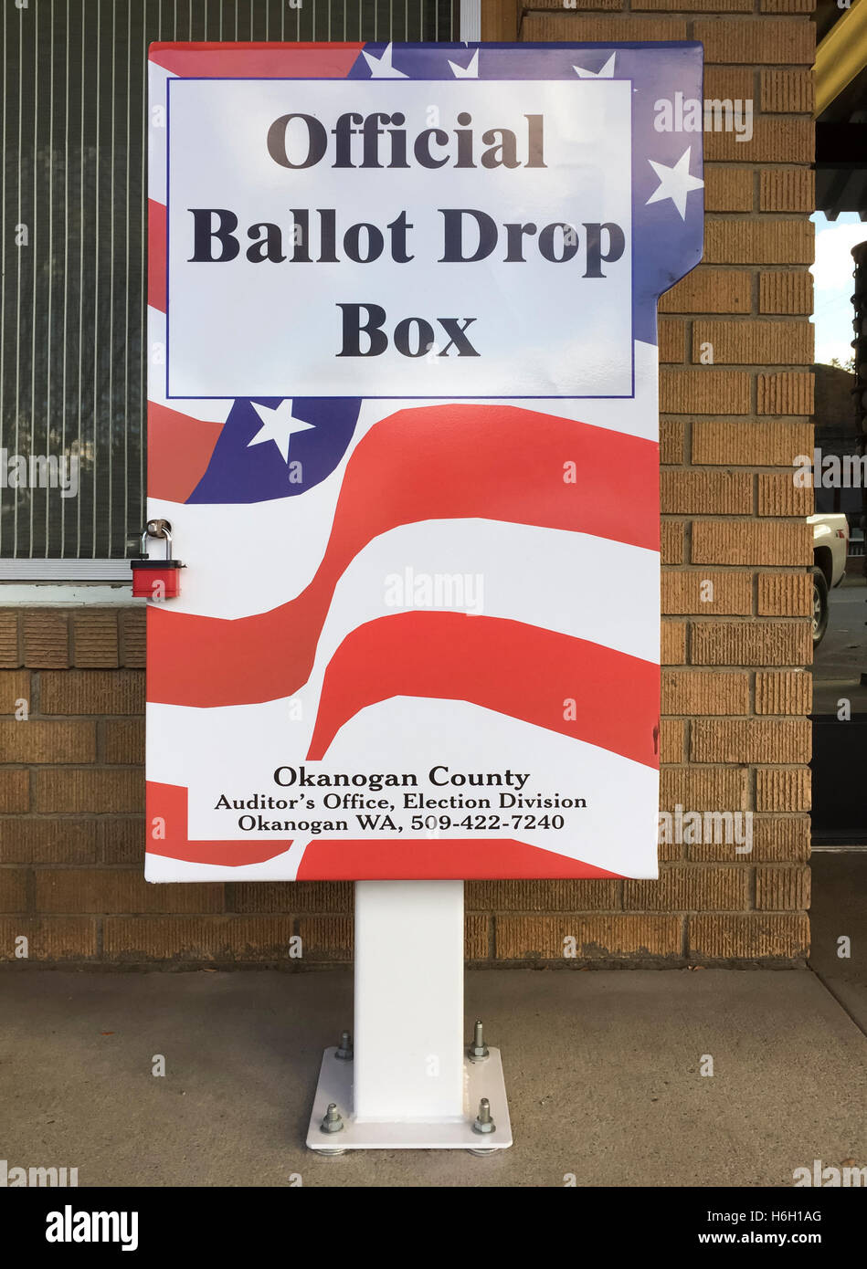 United States secure élections officielles vote drop box sur trottoir public Banque D'Images