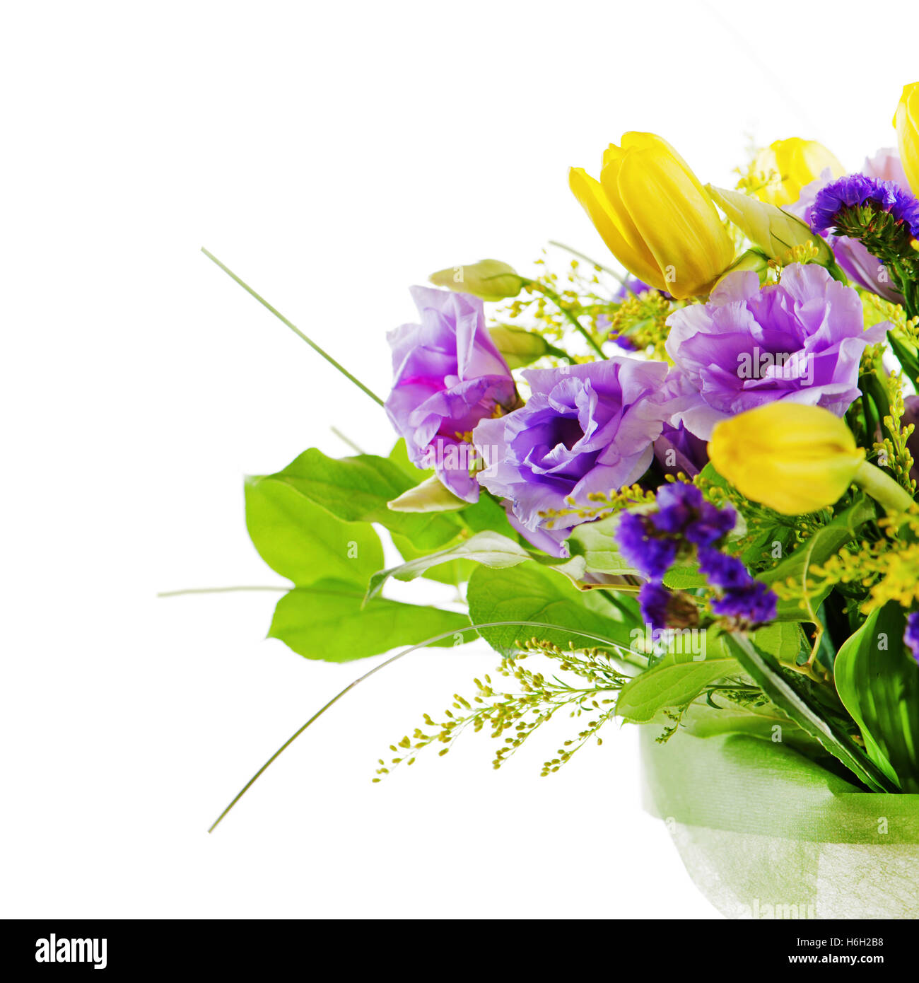 Fragment de bouquet coloré de roses, de tulipes et de freesia isolé sur fond blanc. Banque D'Images