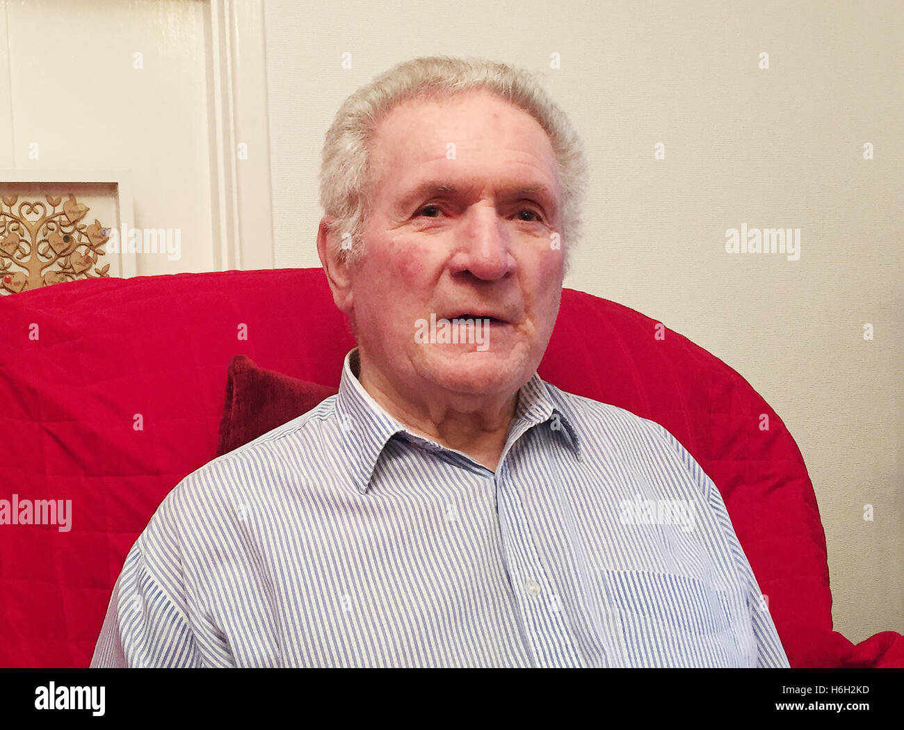 De 0001 SOUS EMBARGO LUNDI 31 OCTOBRE MEILLEURE QUALITÉ DISPONIBLE Raymond Vénus, comme Gateshead Health NHS Foundation Trust a présenté ses excuses pour le diagnostic de cancer manqué son épouse Jane Ann. Banque D'Images