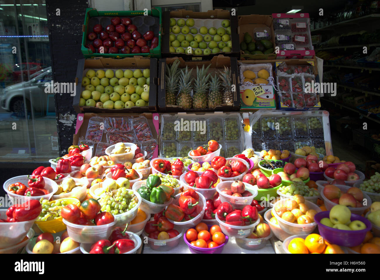 Les fruits et légumes en boîte et présenté shop style avant Banque D'Images