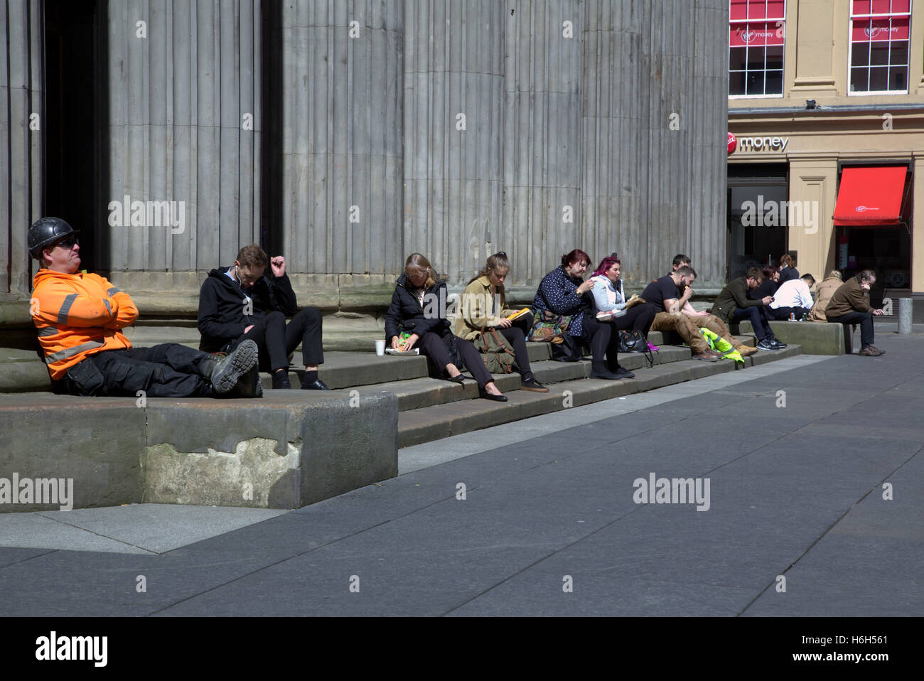 GOMA Musée d'Art moderne centre de Glasgow center les habitants et les touristes se détendre et profiter du soleil Banque D'Images