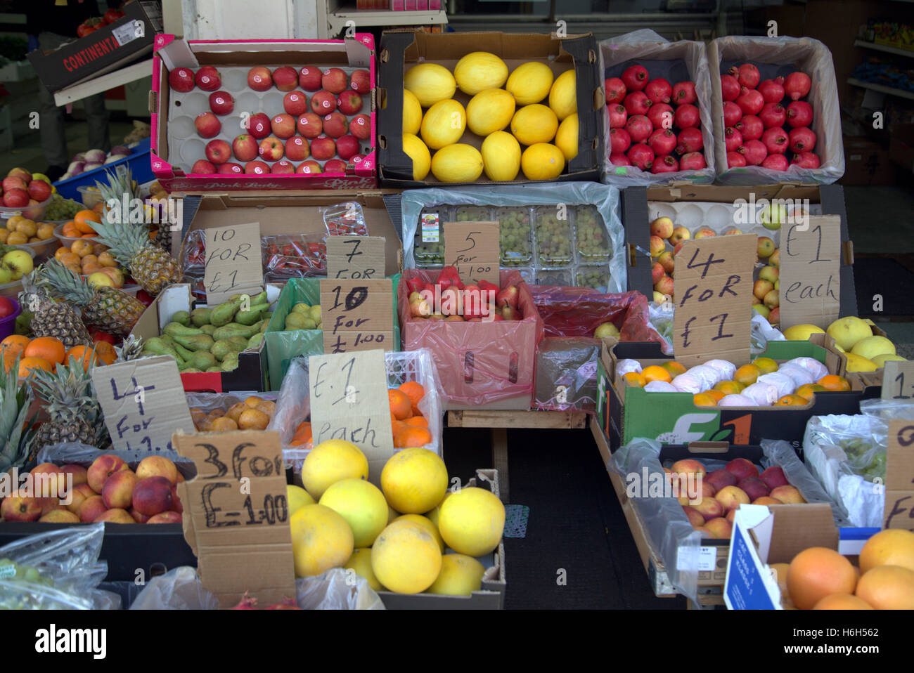Les fruits et légumes en boîte et présenté shop style avant Banque D'Images