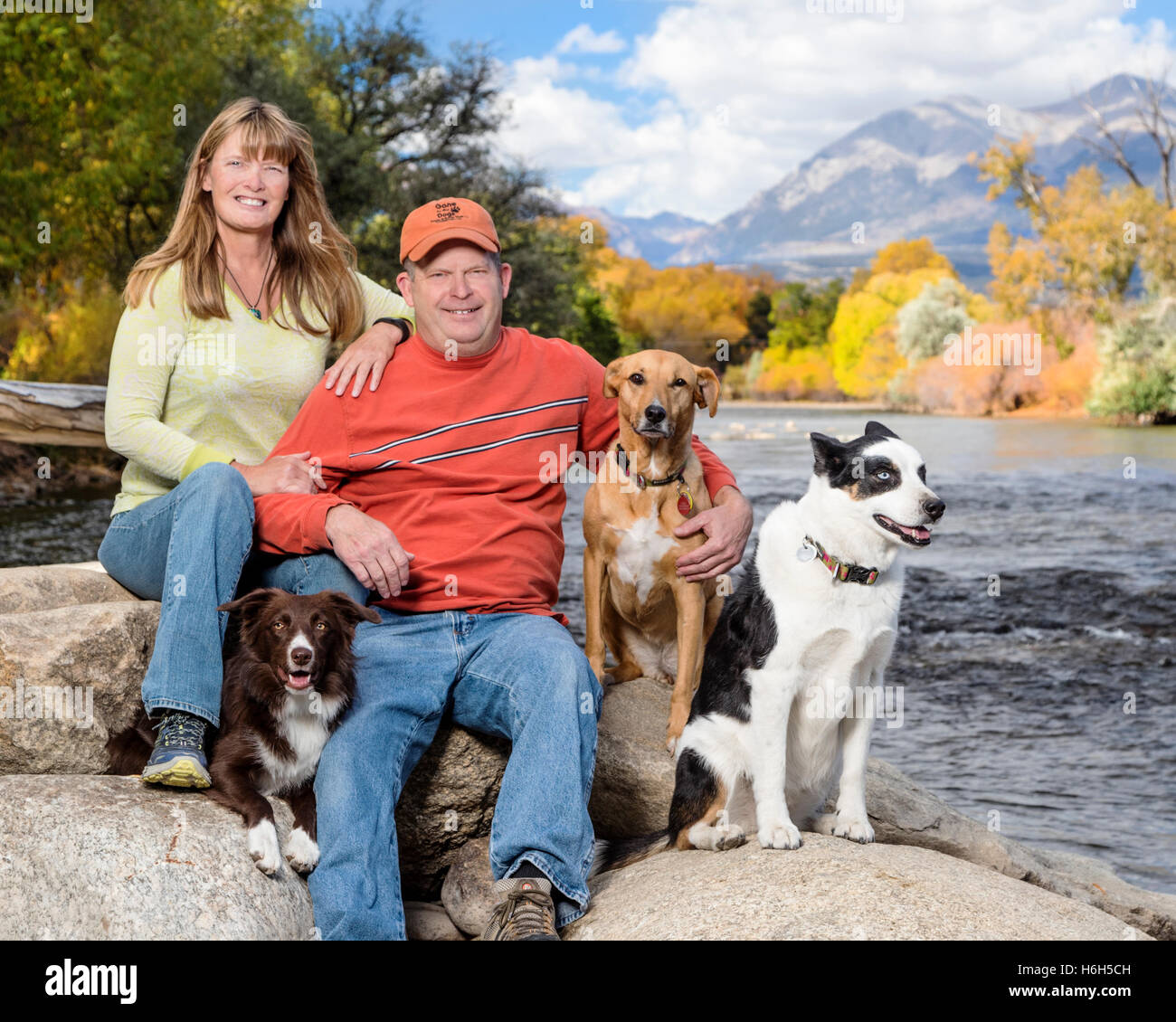 Portrait plein air de couple marié avec leurs trois chiens le long de la rivière Arkansas, Colorado, USA ; Salida Banque D'Images