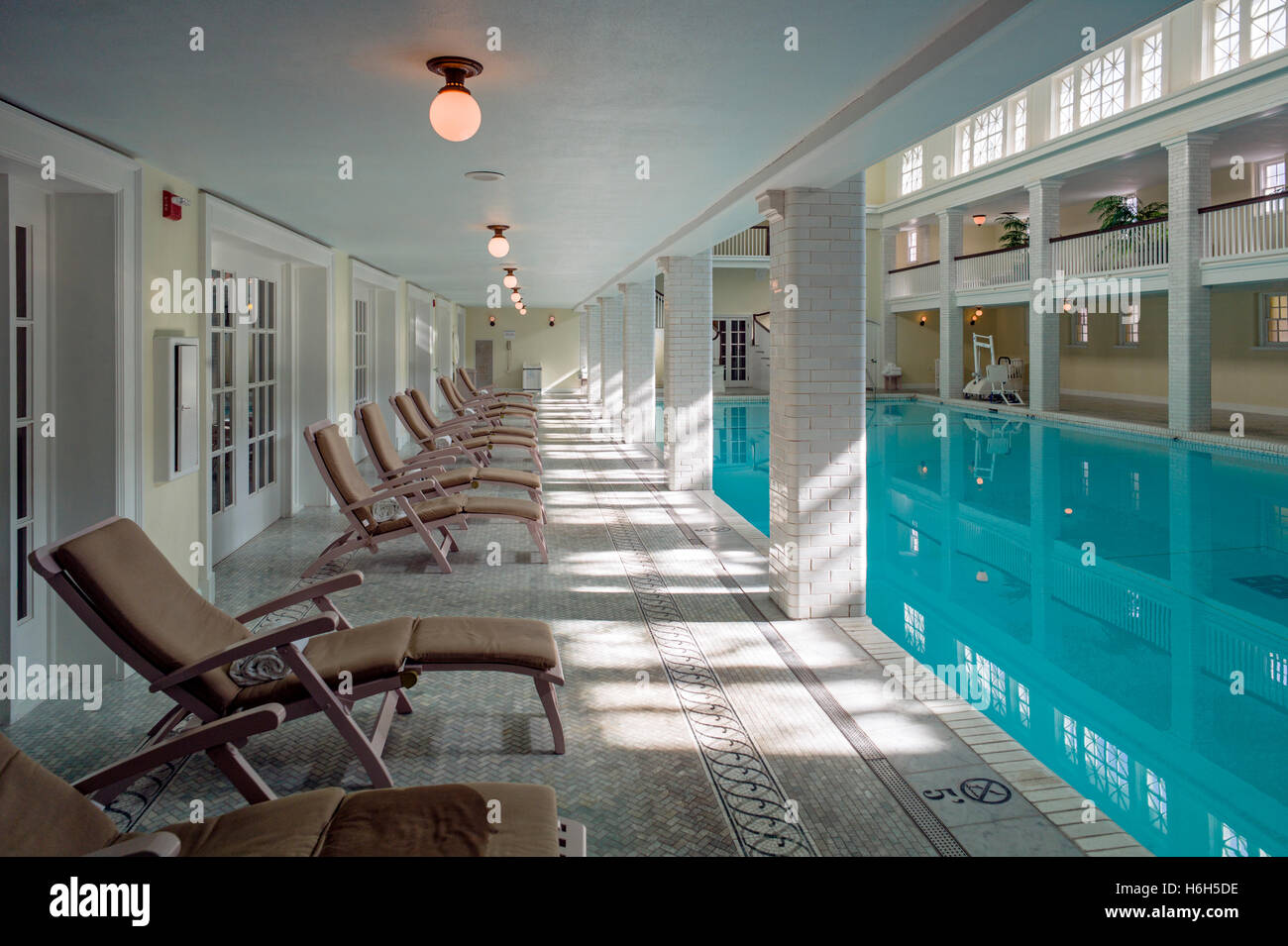 Chaises longues, alimenté par une source intérieure piscine ; Omni Bedford Springs Resort & Spa ; Bedford ; California, USA Banque D'Images