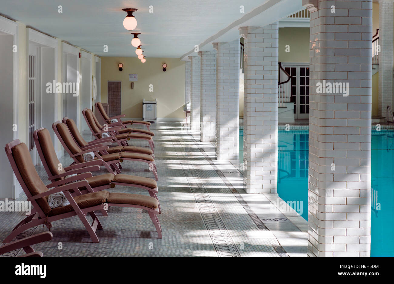 Chaises longues, alimenté par une source intérieure piscine ; Omni Bedford Springs Resort & Spa ; Bedford ; California, USA Banque D'Images