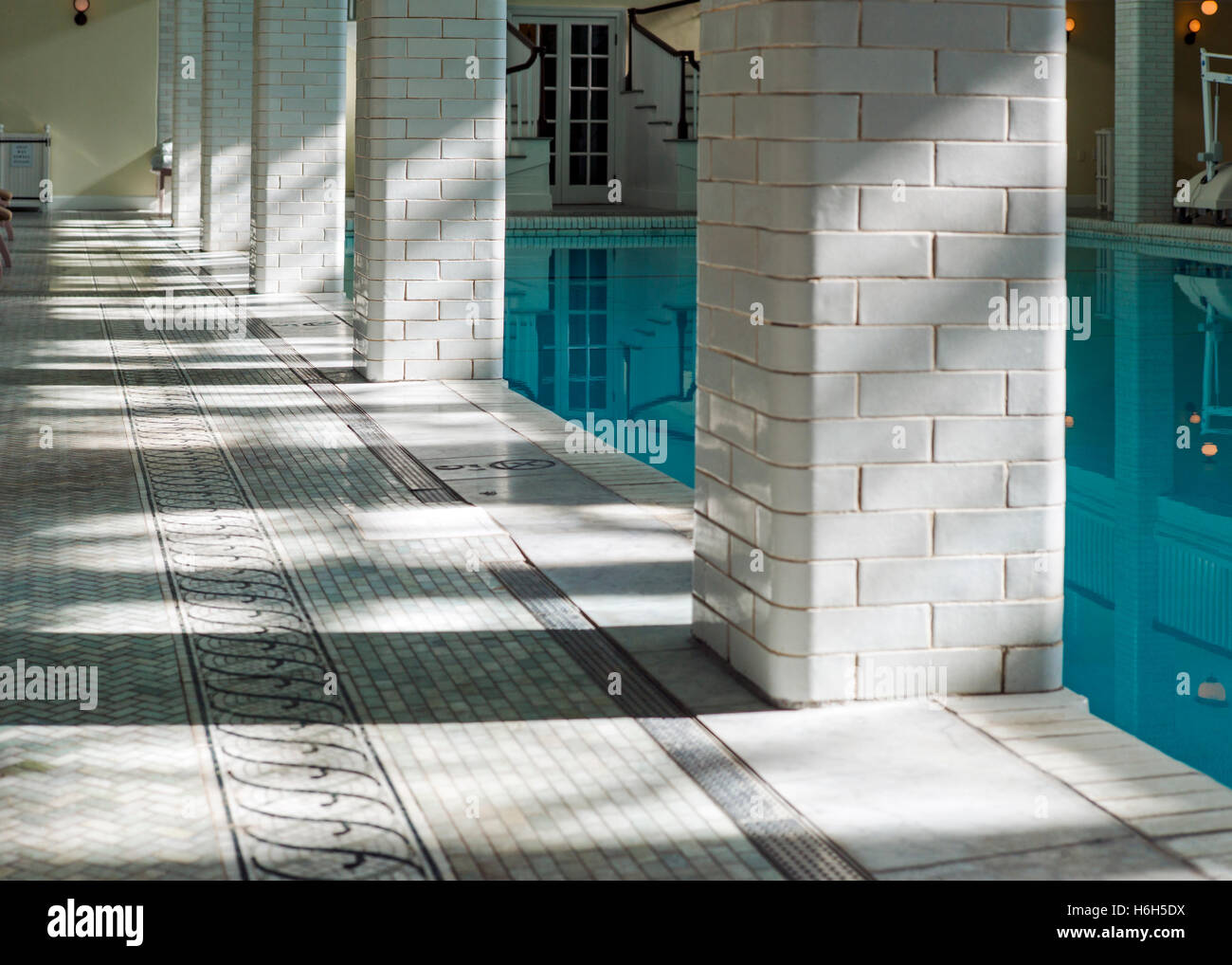 Abstraite de sun & ombres sur les carreaux d'intérieur entourant une piscine alimentée par une source ; Omni Bedford Springs Resort & Spa ; Bedford Banque D'Images