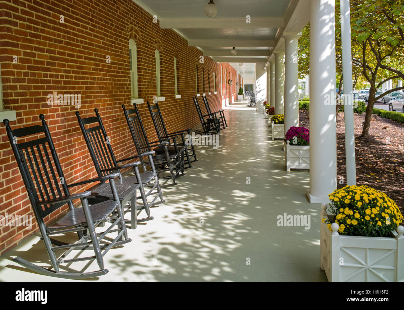 Pommelé Sun porches avec des chaises à bascule classique ; Omni Bedford Springs Resort & Spa ; Bedford ; California, USA Banque D'Images