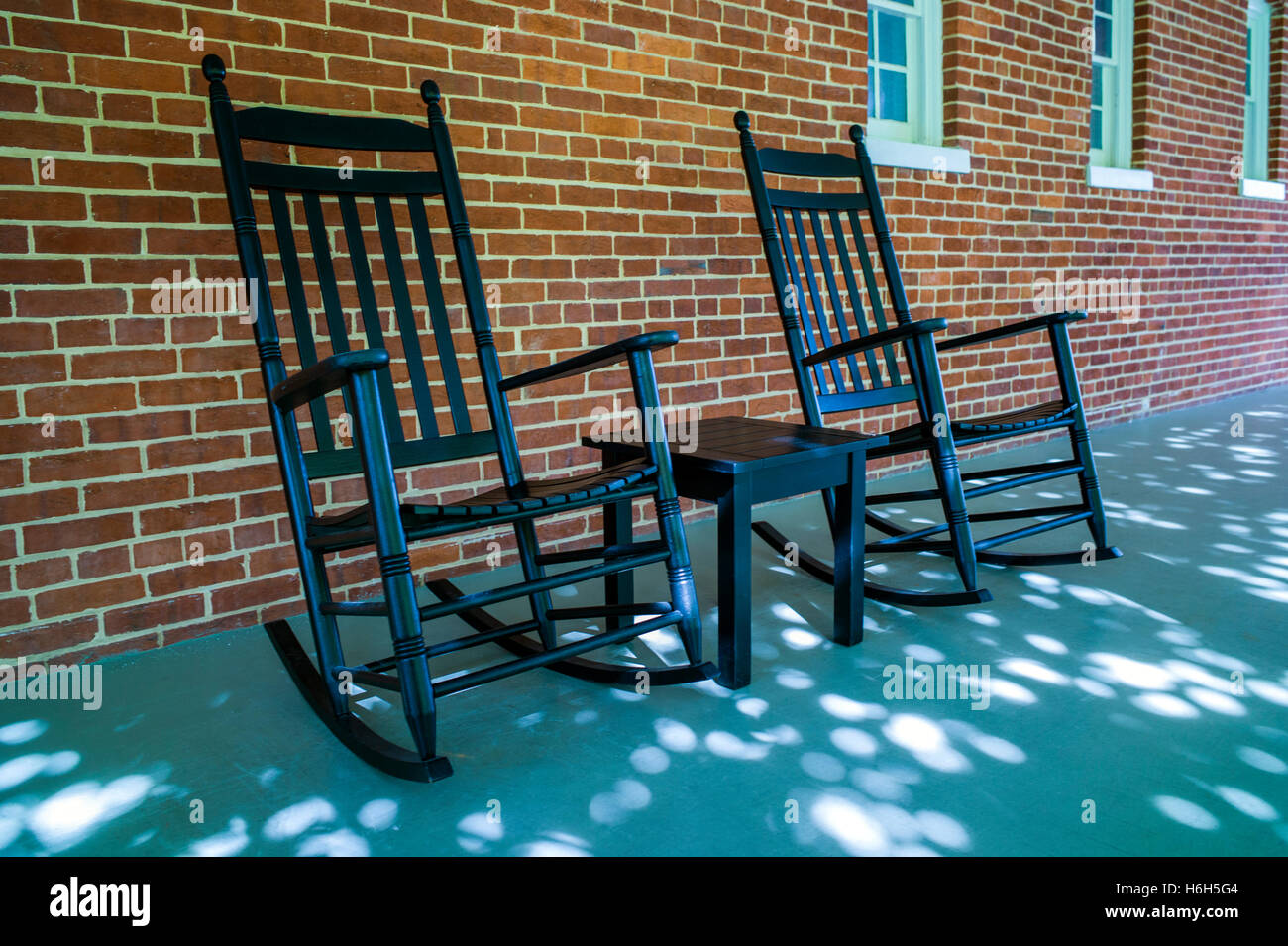 Pommelé Sun porches avec des chaises à bascule classique ; Omni Bedford Springs Resort & Spa ; Bedford ; California, USA Banque D'Images