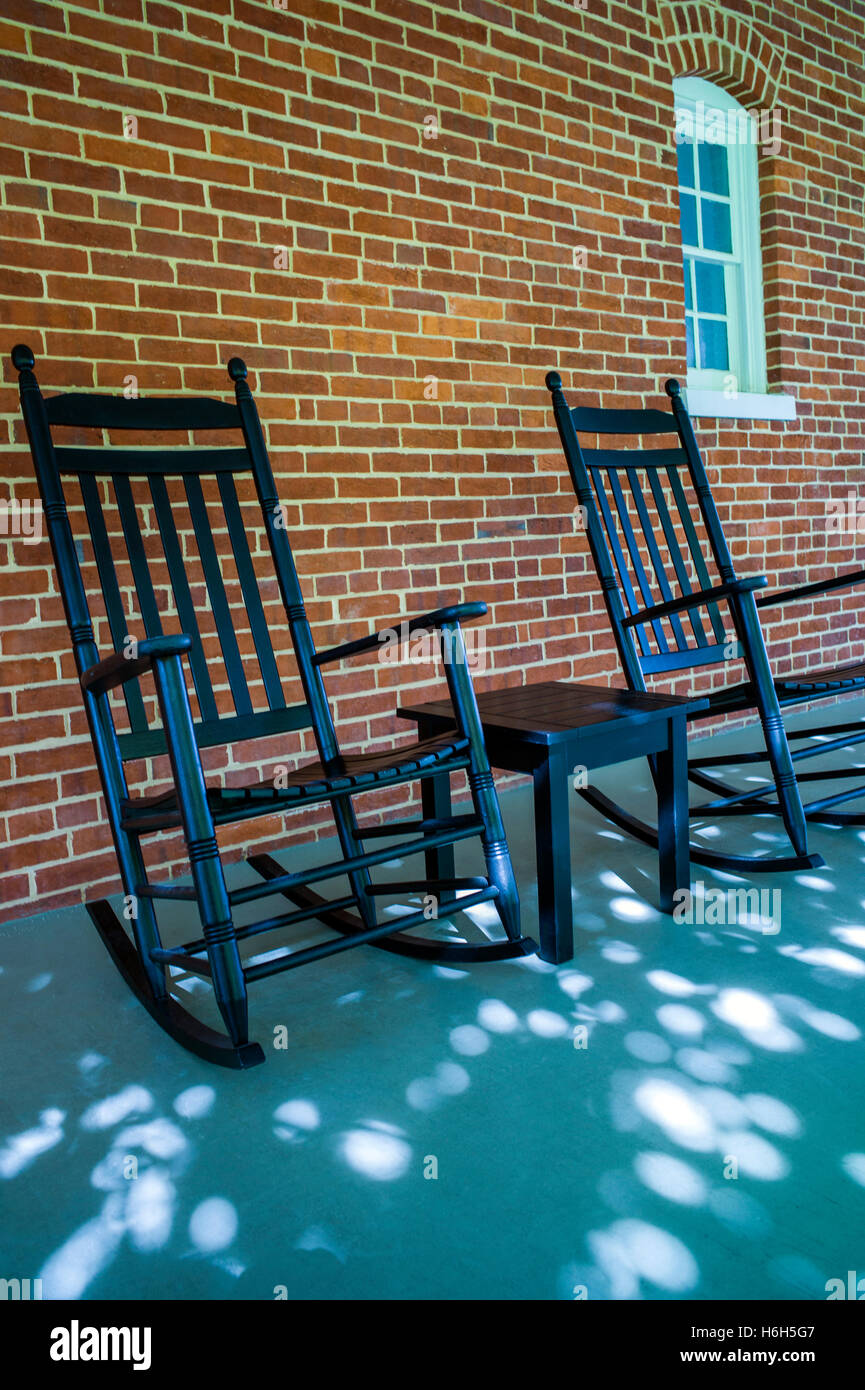 Pommelé Sun porches avec des chaises à bascule classique ; Omni Bedford Springs Resort & Spa ; Bedford ; California, USA Banque D'Images