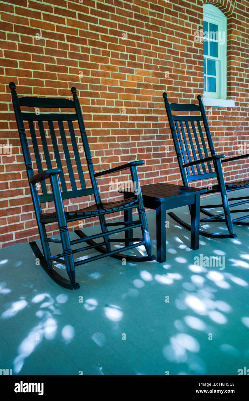 Pommelé Sun porches avec des chaises à bascule classique ; Omni Bedford Springs Resort & Spa ; Bedford ; California, USA Banque D'Images