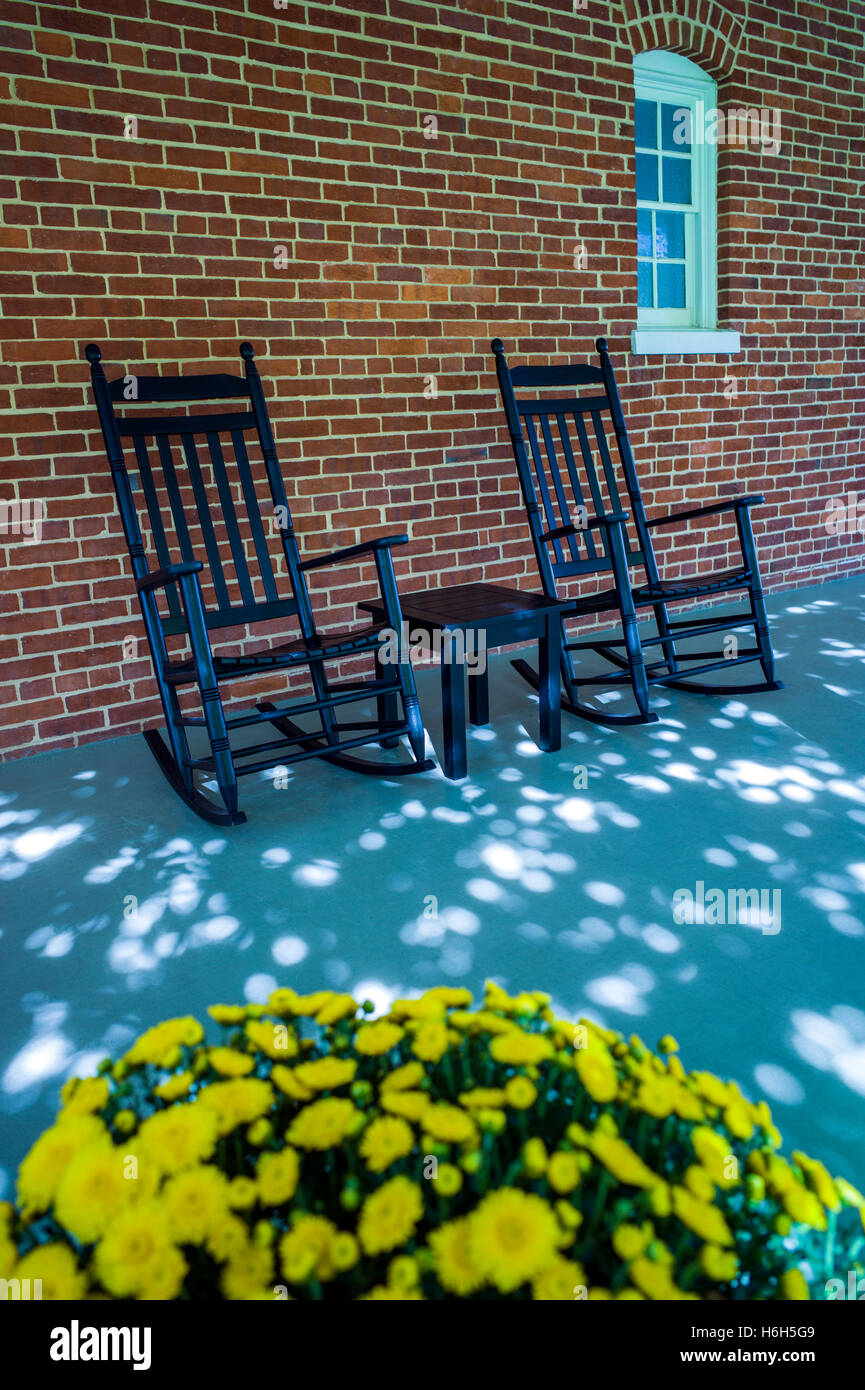 Pommelé Sun porches avec des chaises à bascule classique ; Omni Bedford Springs Resort & Spa ; Bedford ; California, USA Banque D'Images