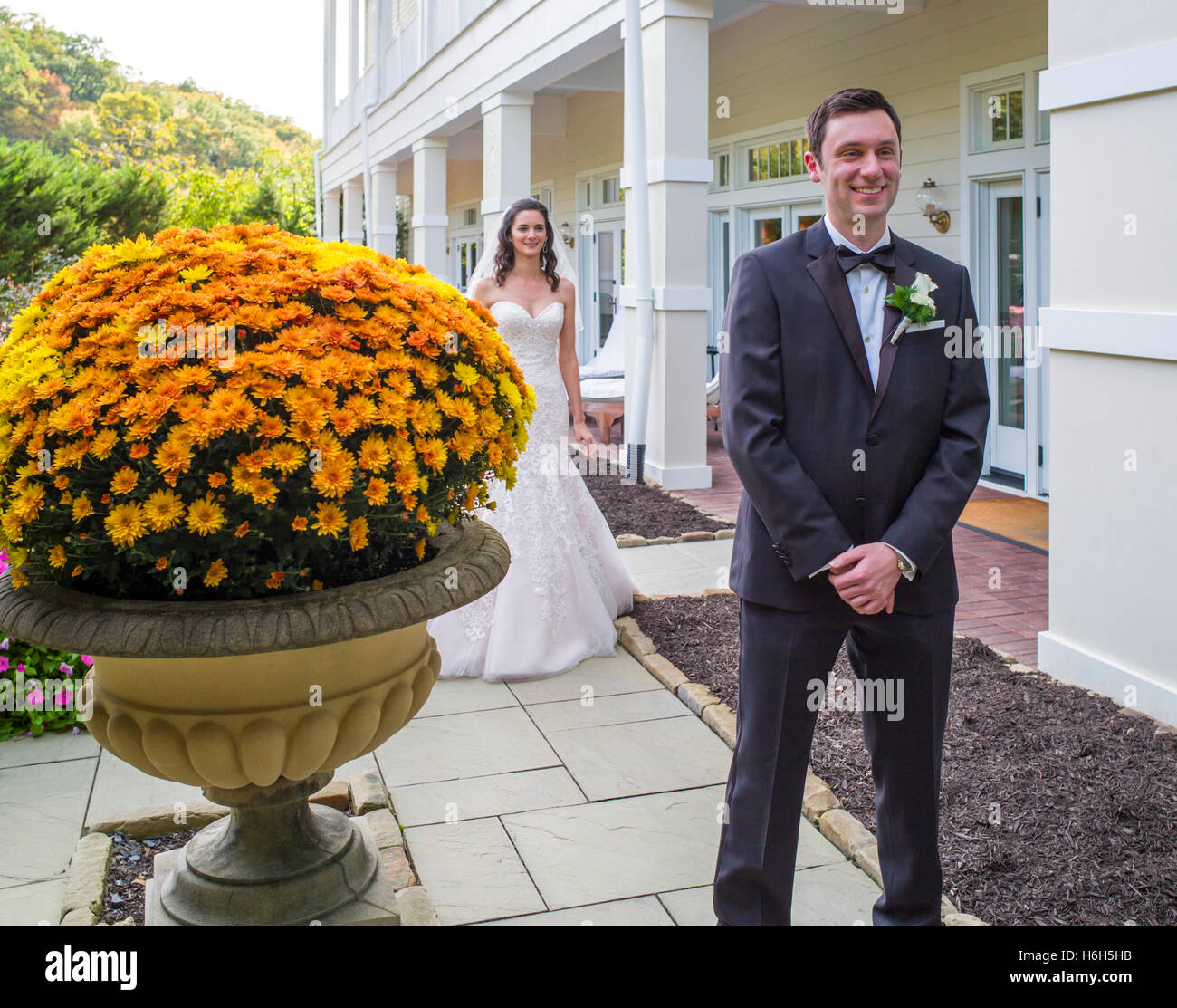 Marié en attente d'arriver pour les photographies de mariage mariée ; Omni Bedford Springs Resort & Spa ; Bedford ; California, USA Banque D'Images