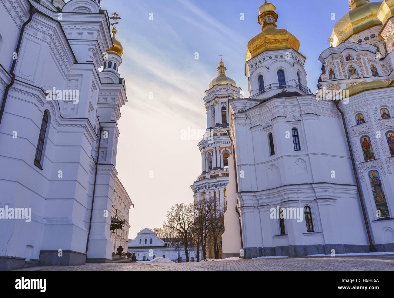 Cathédrale de la Dormition de la Laure de Pechersk de Kiev monastère chrétien, le réfectoire et l'Église Grande Laure Clocher. Entre Cathédrales Banque D'Images