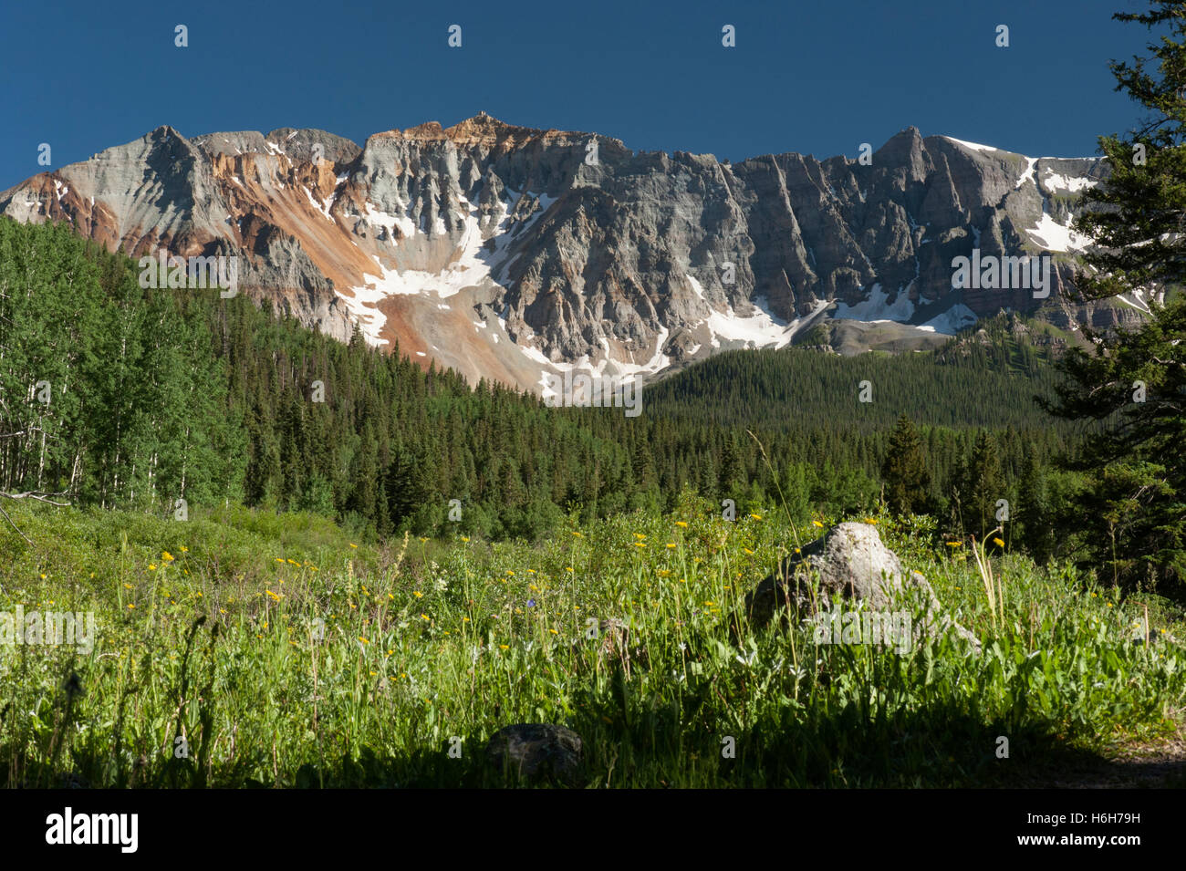 La vue depuis l'extrémité sud du Cervin dans camping Colorado montagnes de San Juan. La crête est sans nom. Banque D'Images