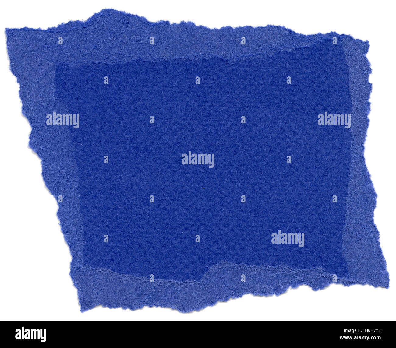 La texture du papier fibre bleu nuit avec bords déchirés. Isolé sur fond blanc. Scanné à 2400dpi à l'aide d'un scanner professionnel Banque D'Images