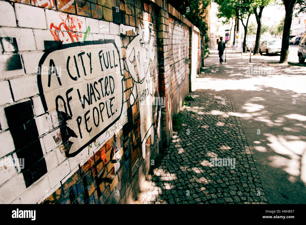 Un art de la rue sur un mur de Belin, dire "une ville pleine de gens perdu' Banque D'Images