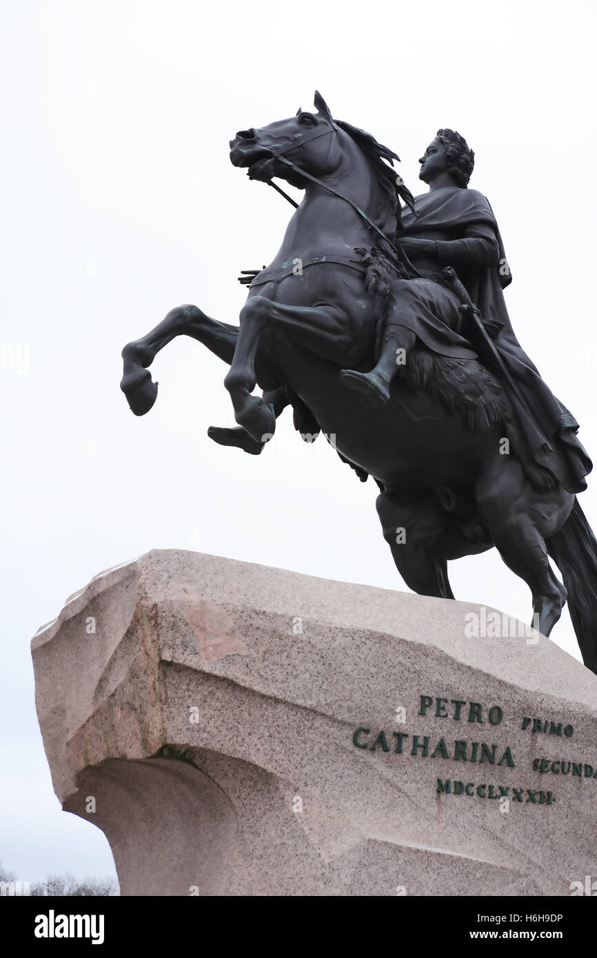Pierre le Grand cheval statue sur gros plan sur fond blanc. Saint-pétersbourg, Russie Banque D'Images