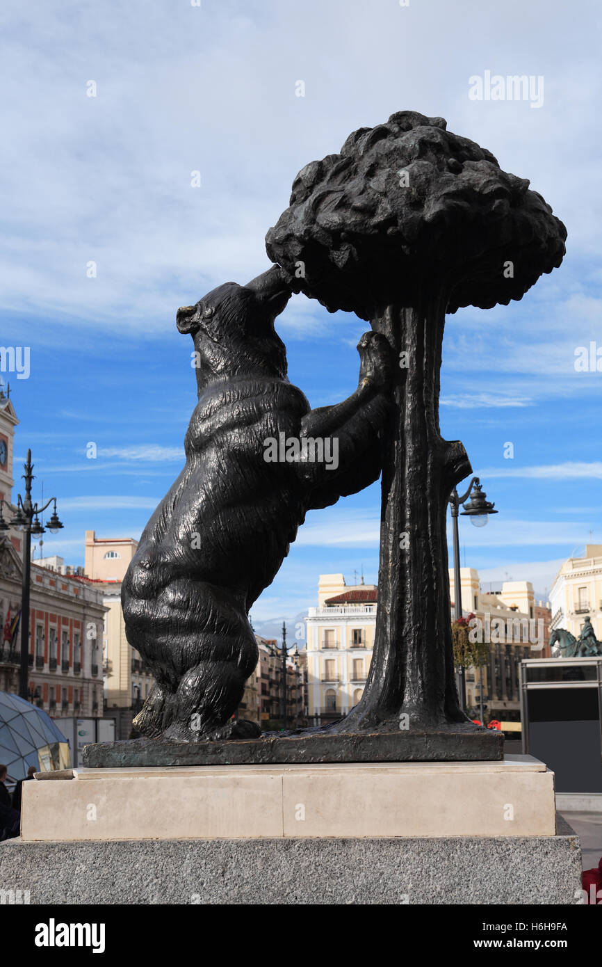 Symbole de Madrid. Ours Sculpture près de arbre sur Puerto del Sol Banque D'Images