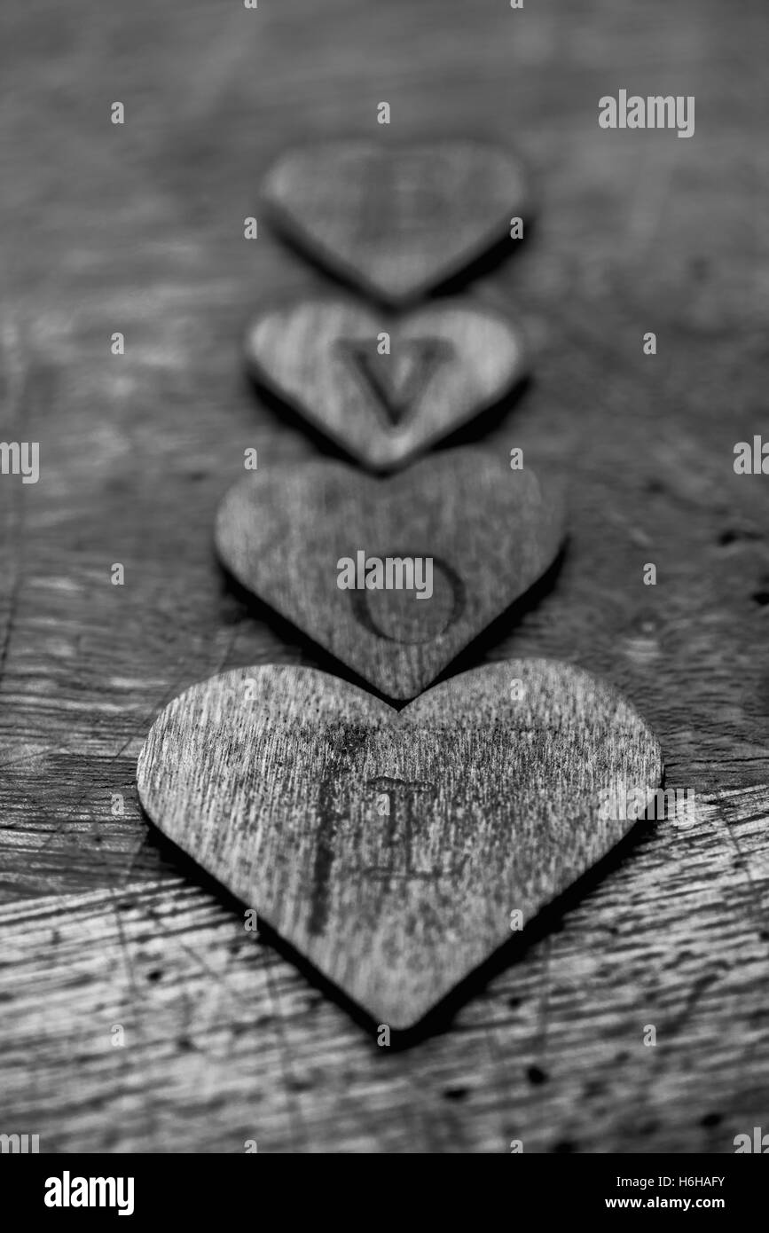Coeurs en bois amour l'orthographe. Pourrait être utilisé pour la Saint-Valentin. En noir et blanc. Banque D'Images
