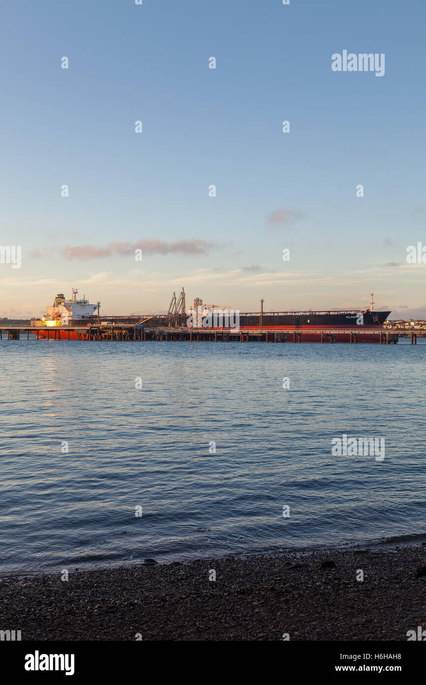 Vilamoura pétroliers au terminal Valero sur Milford Haven, Pembroke Banque D'Images