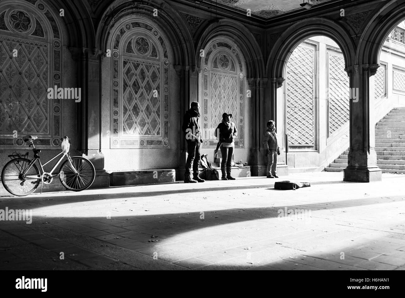 New-York, USA - 19 NOV : musiciens de rue en bypassers du sous passage de Central Park's Bethesda Terrace sur Banque D'Images