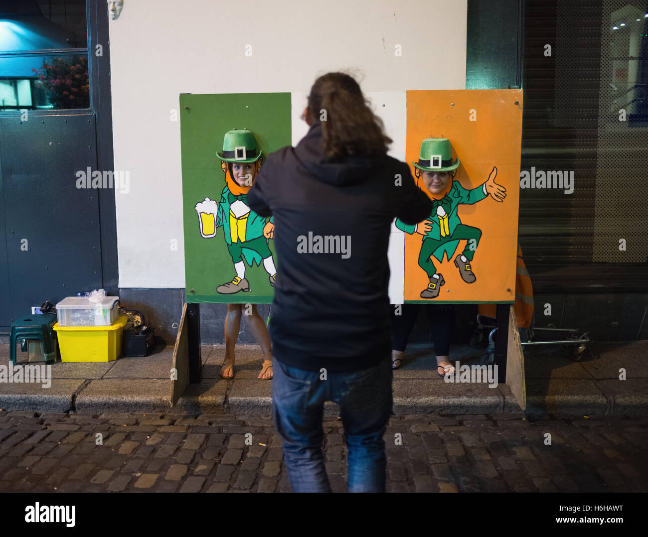 La vie nocturne dans le quartier de Temple Bar de Dublin, République d'Irlande. Les touristes ont leurs photos prises sur les lutins comme str Banque D'Images