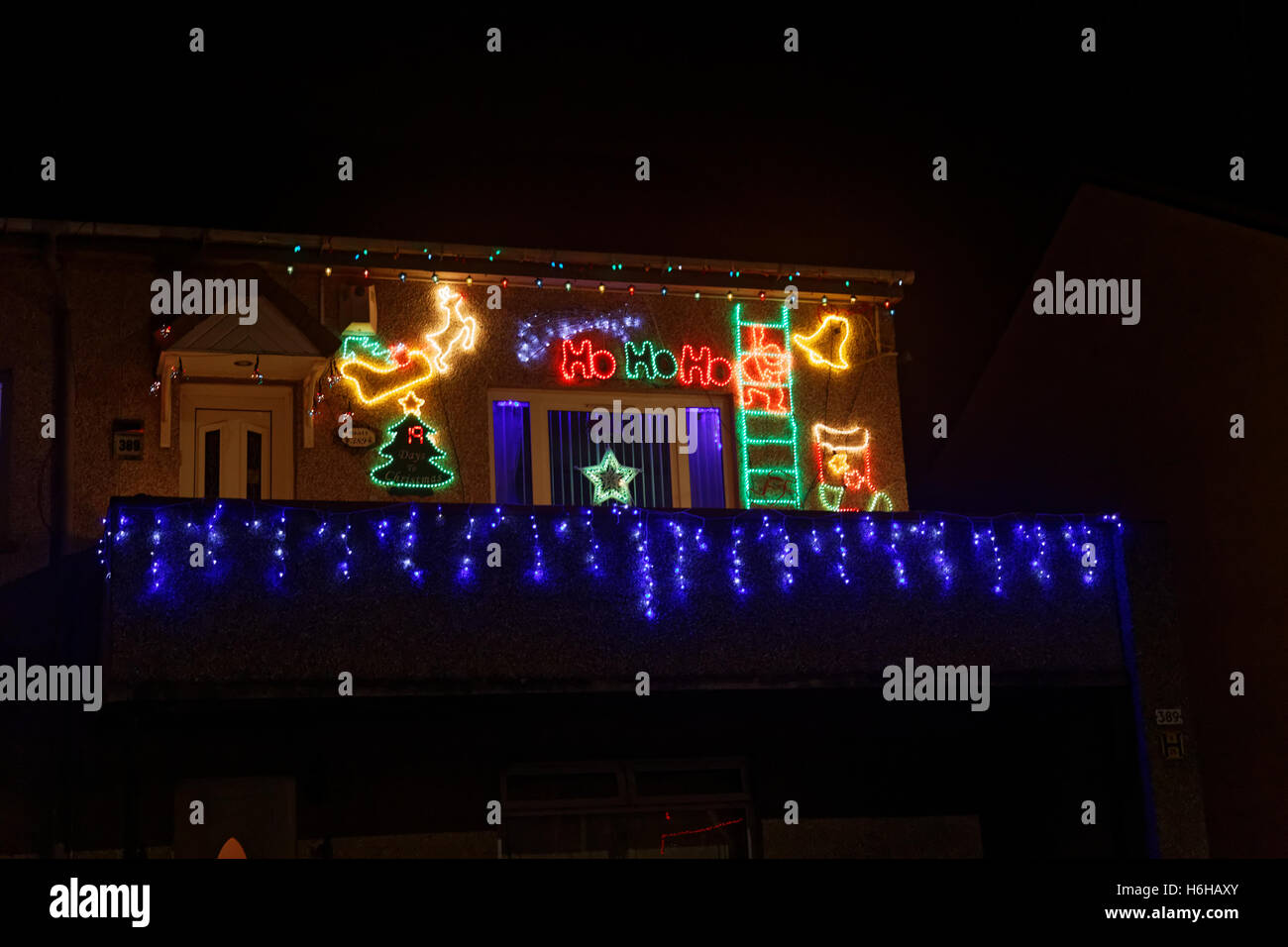 Maison de Noël décorations lumières colorées vitres teintés Banque D'Images