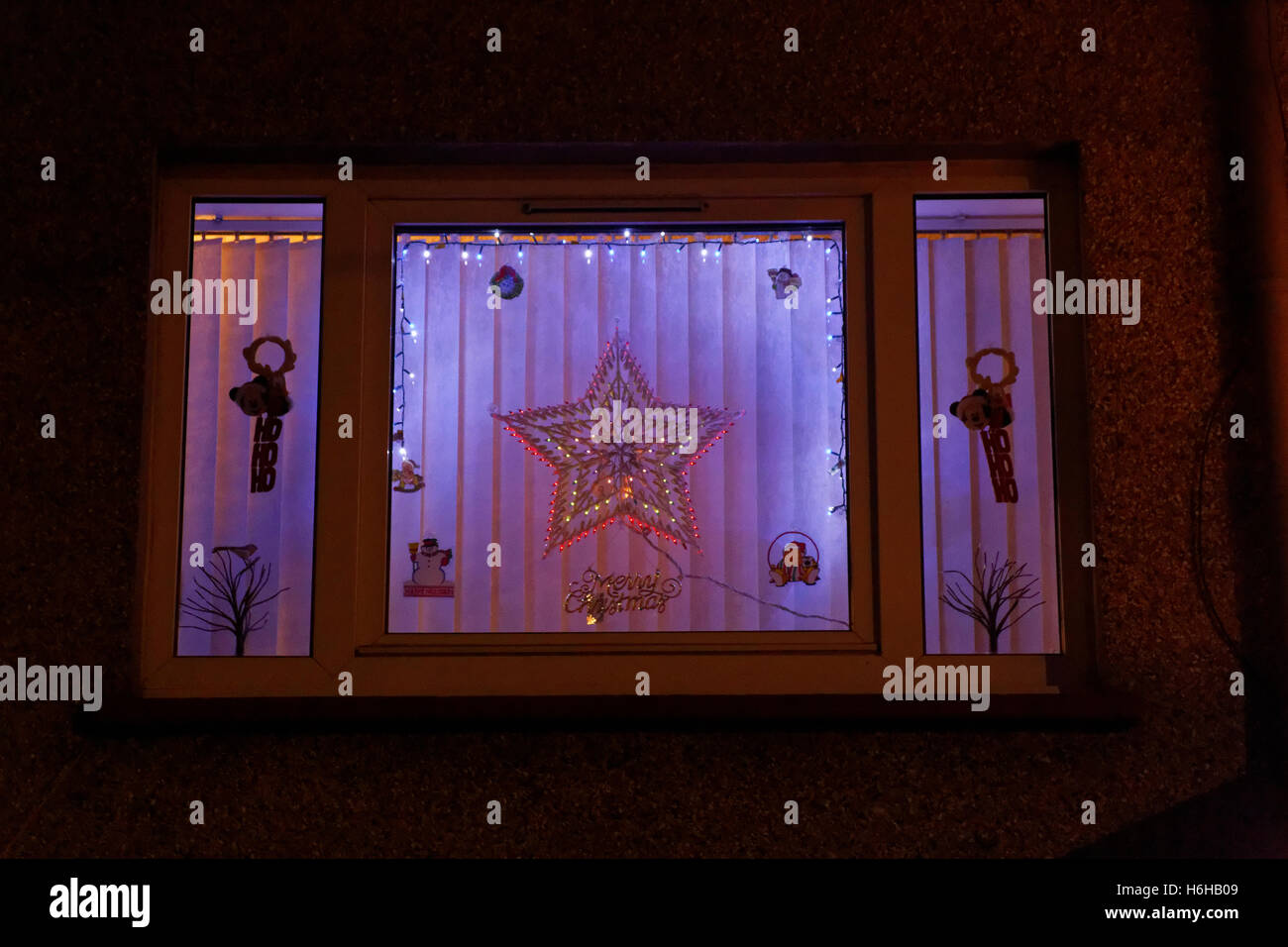 Maison de Noël décorations lumières colorées vitres teintés Banque D'Images