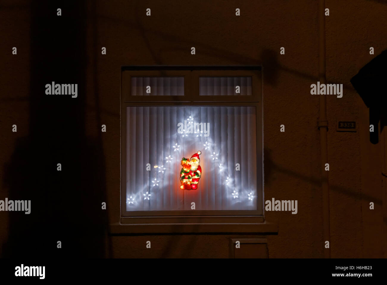 Maison de Noël décorations lumières colorées vitres teintés Banque D'Images