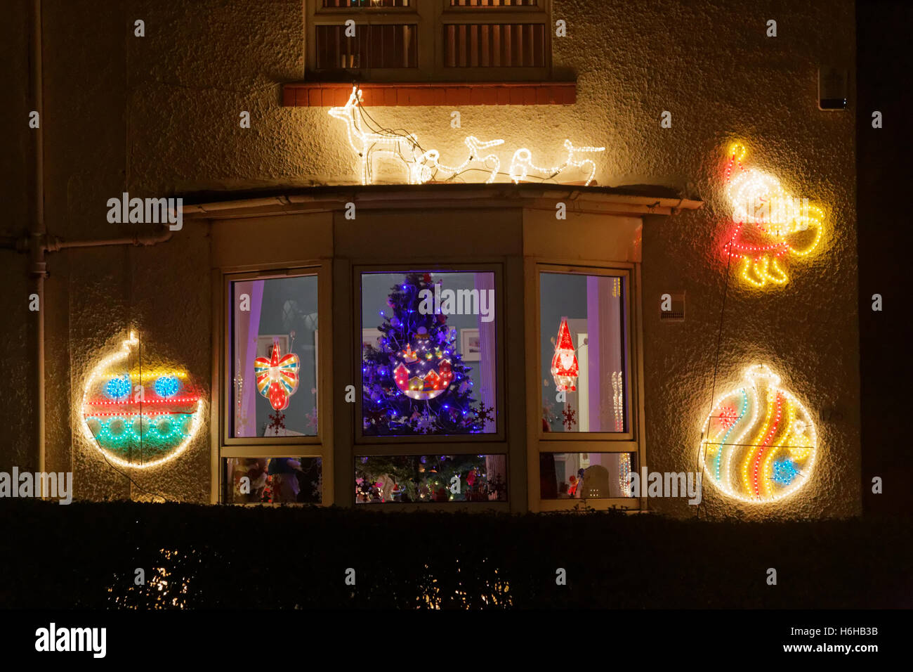 Maison de Noël décorations lumières colorées vitres teintés Banque D'Images