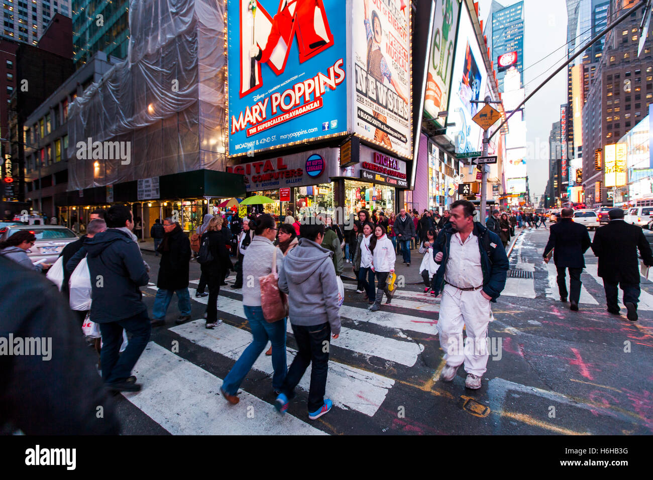 New-York, USA - 20 novembre : grande foule l'emballage Times Square le 20 novembre 2012 à New-York, USA. Banque D'Images