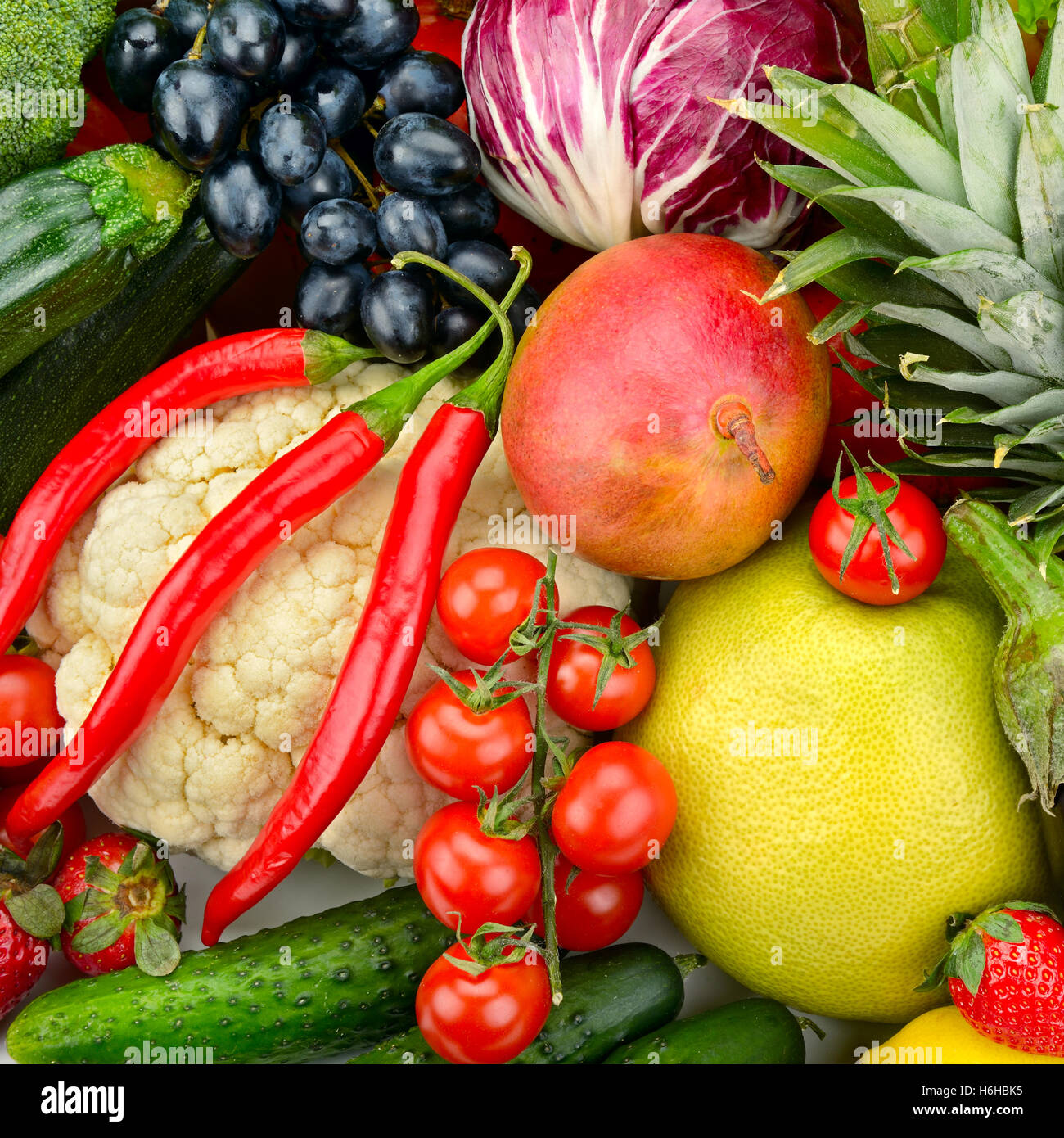 Assortiment fruits et légumes frais isolated on white Banque D'Images