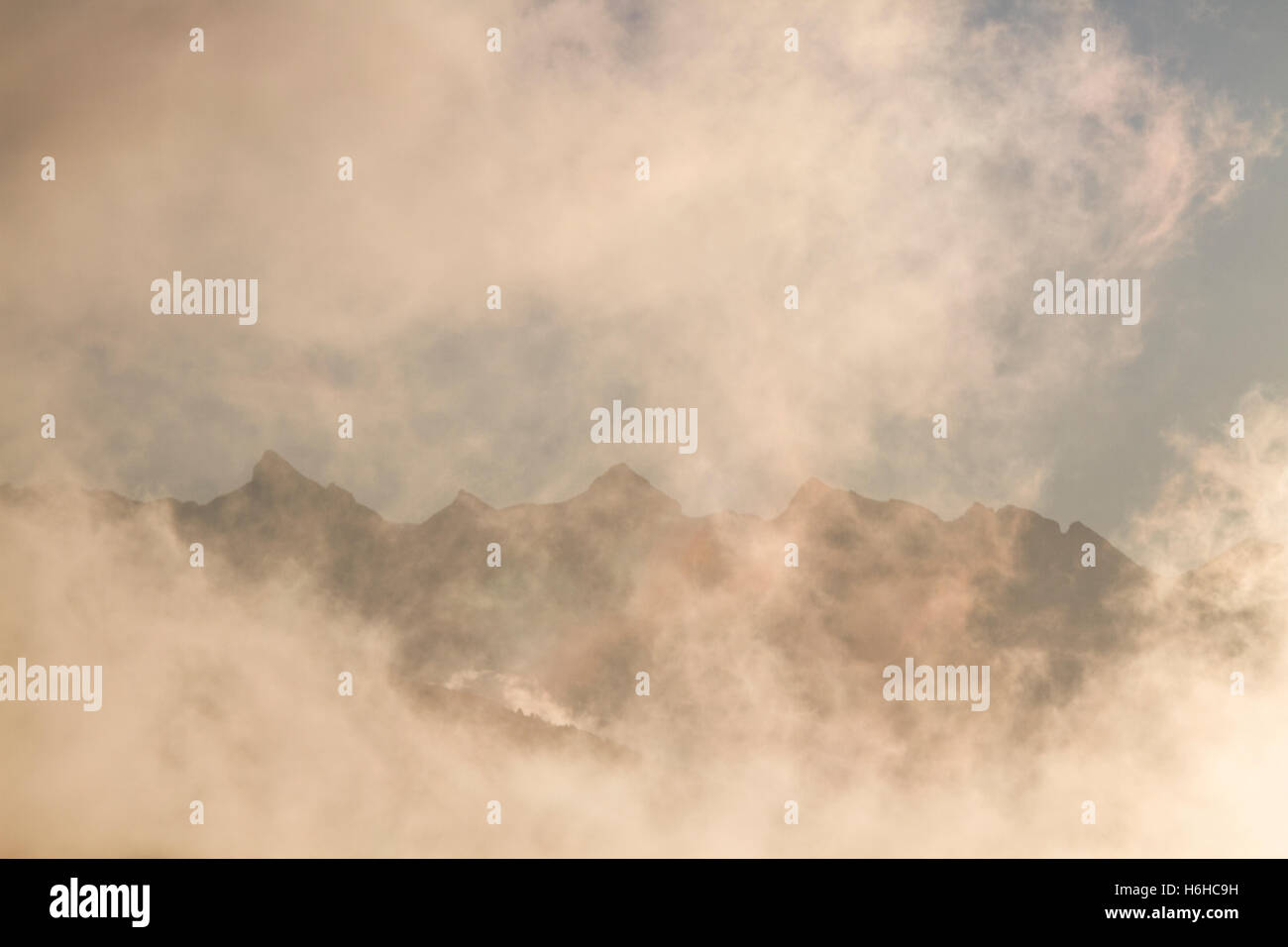 Misty le lever du soleil à Irati, Navarre, Espagne Banque D'Images