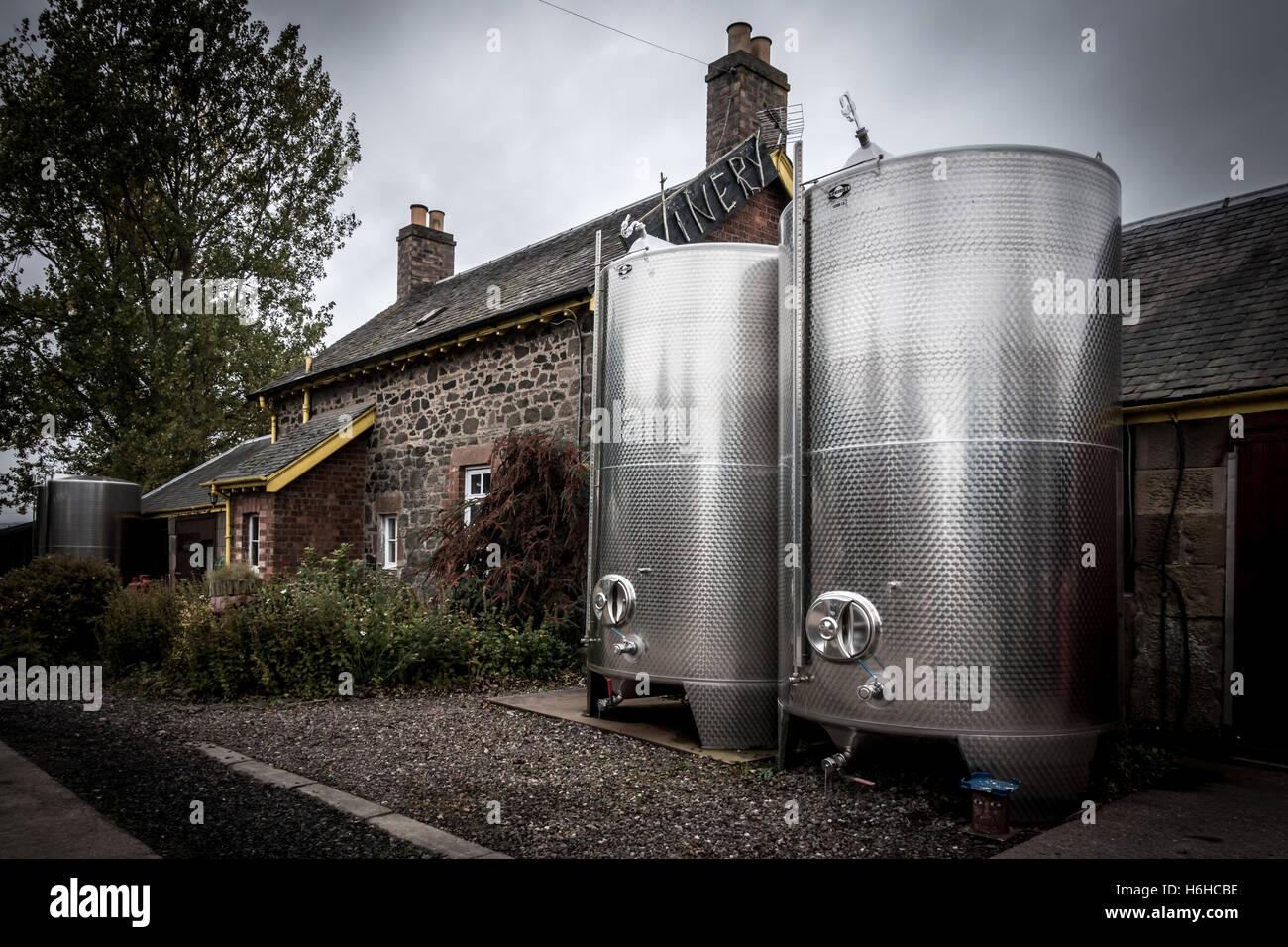 Des cuves à vin en acier inoxydable à Cairn o' Mohr Winery, Perthshire, Écosse Banque D'Images