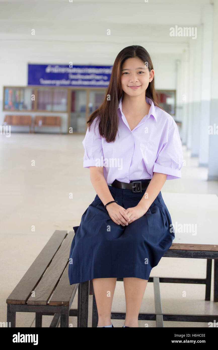Portrait de thai uniforme lycéen teen belle fille heureuse et vous détendre Banque D'Images