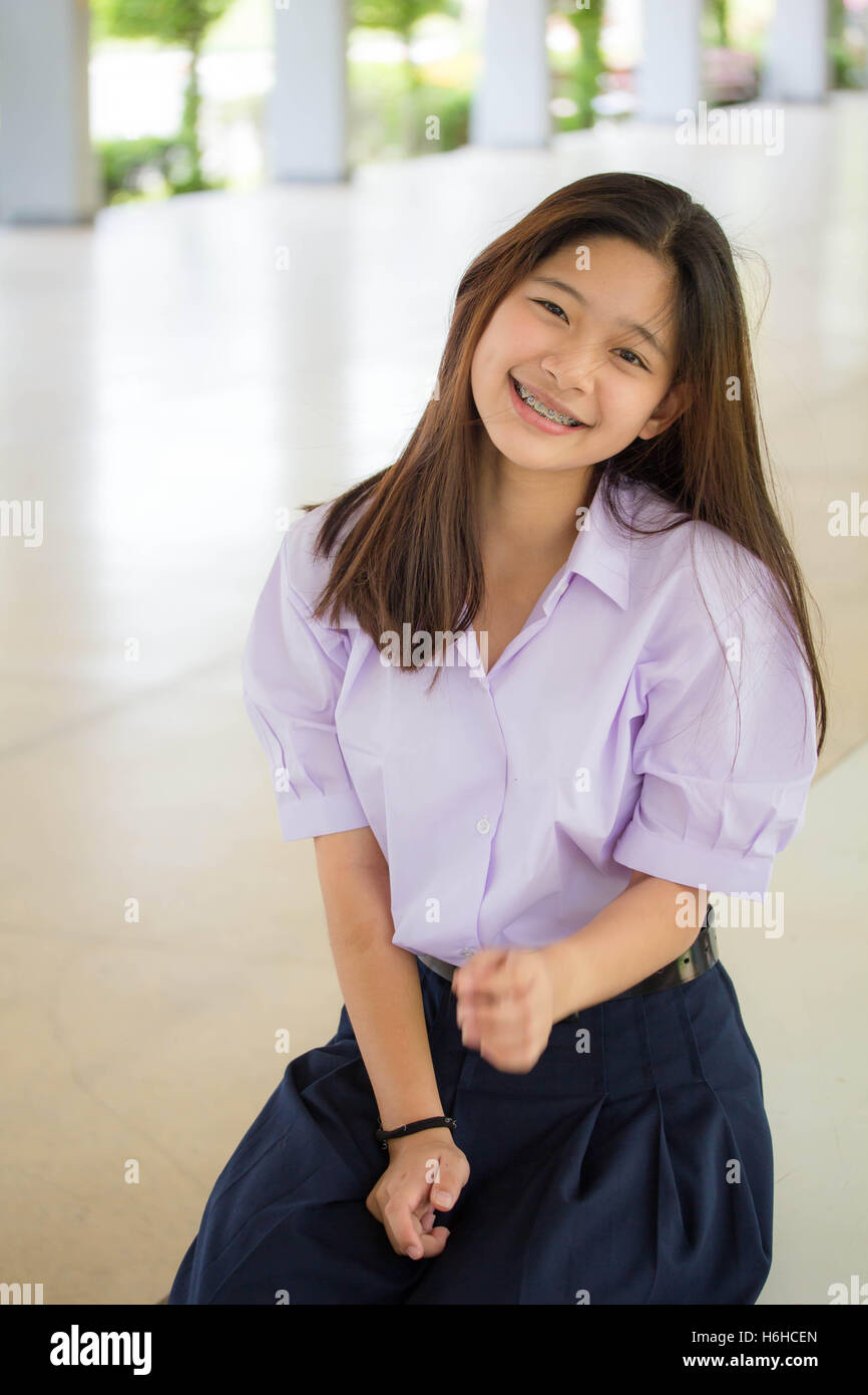 Portrait de thai uniforme lycéen teen belle fille heureuse et vous détendre Banque D'Images