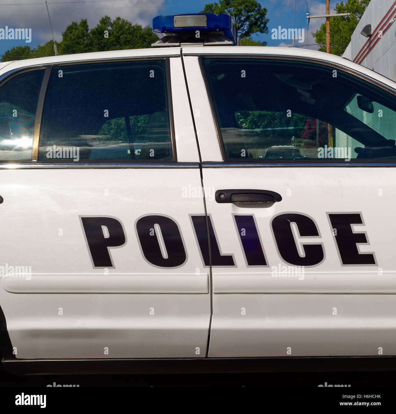 Côté de voiture de police avec le mot à l'ensemble des portes avant et arrière. Banque D'Images