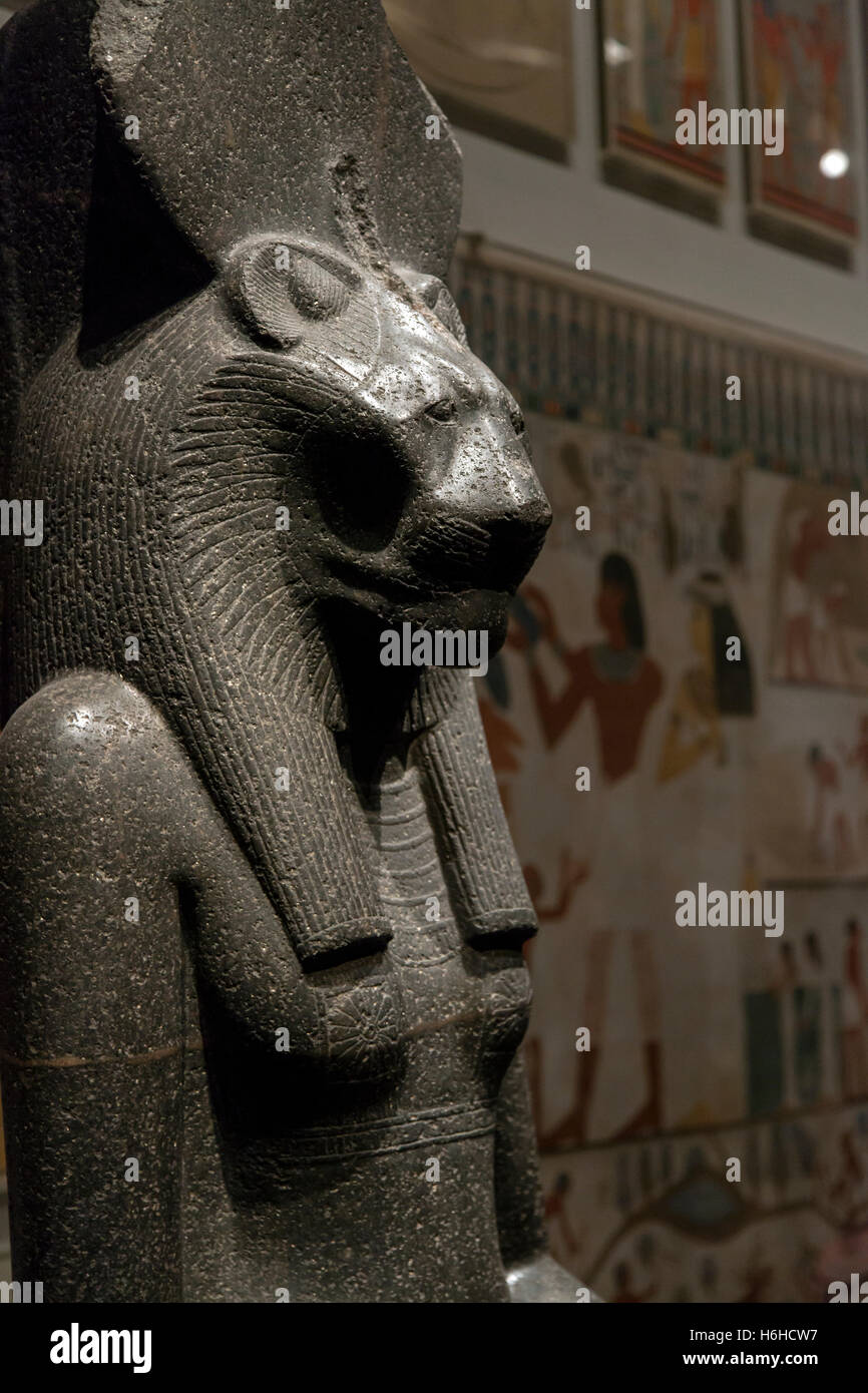 NEW-YORK - 10 NOV : Ancient Egyptian sculpture sur l'écran d'affichage dans le Metropolitan Museum le 10 novembre 2012 à New-York, USA. Banque D'Images