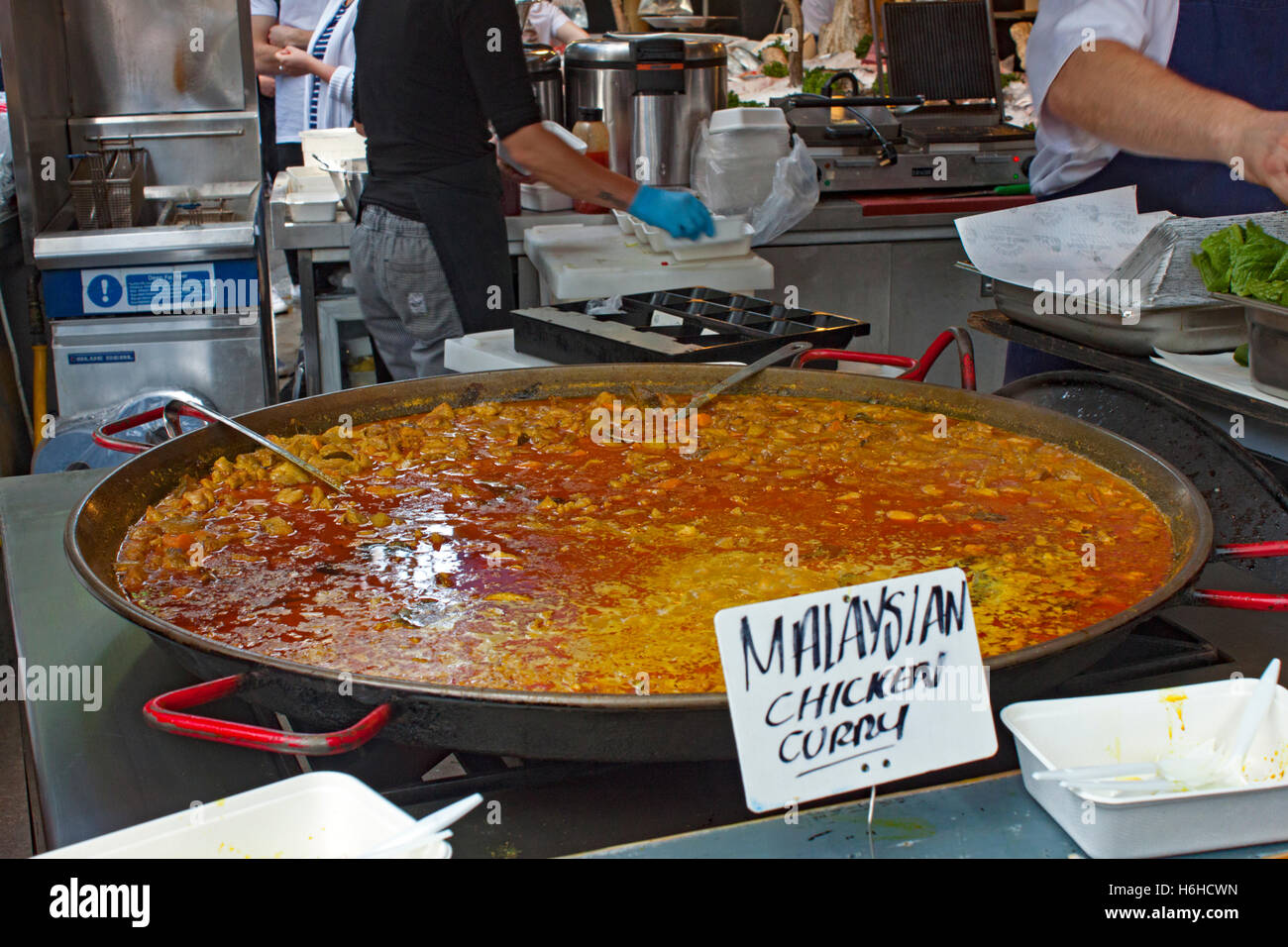 Wok de curry de Malaisie sur un étal au marché de l'arrondissement à Southwark, près de London Bridge Banque D'Images