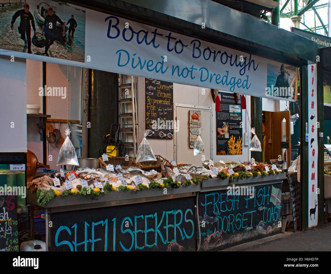 Décrochage du poisson à Borough Market à Southwark, près de London Bridge Banque D'Images