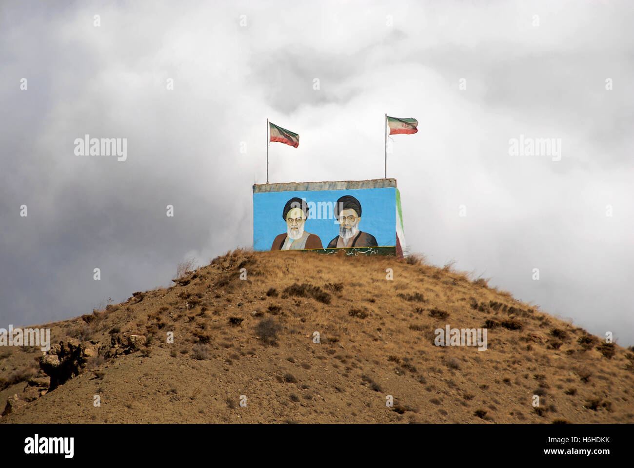 Figures de l'ancienne Cour suprême les dirigeants de l'Iran, l'Ayatollah Ruhollah Khomeini (L) et de l'Ayatollah Ali Khameni (R), sont visibles sur le sommet d'une colline du côté turc de la frontière près de l'Esendere point de passage entre la Turquie et l'Iran, près de la ville de Yuksekova, district de la province turque de Hakkari est de la Turquie Banque D'Images