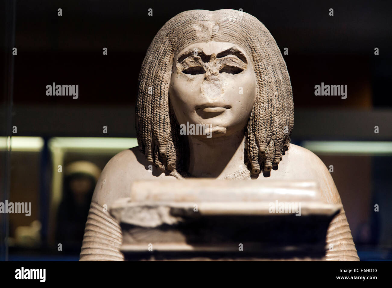 NEW-YORK - 10 NOV : Ancient Egyptian sculpture sur l'écran d'affichage dans le Metropolitan Museum le 10 novembre 2012 à New-York, USA. Banque D'Images